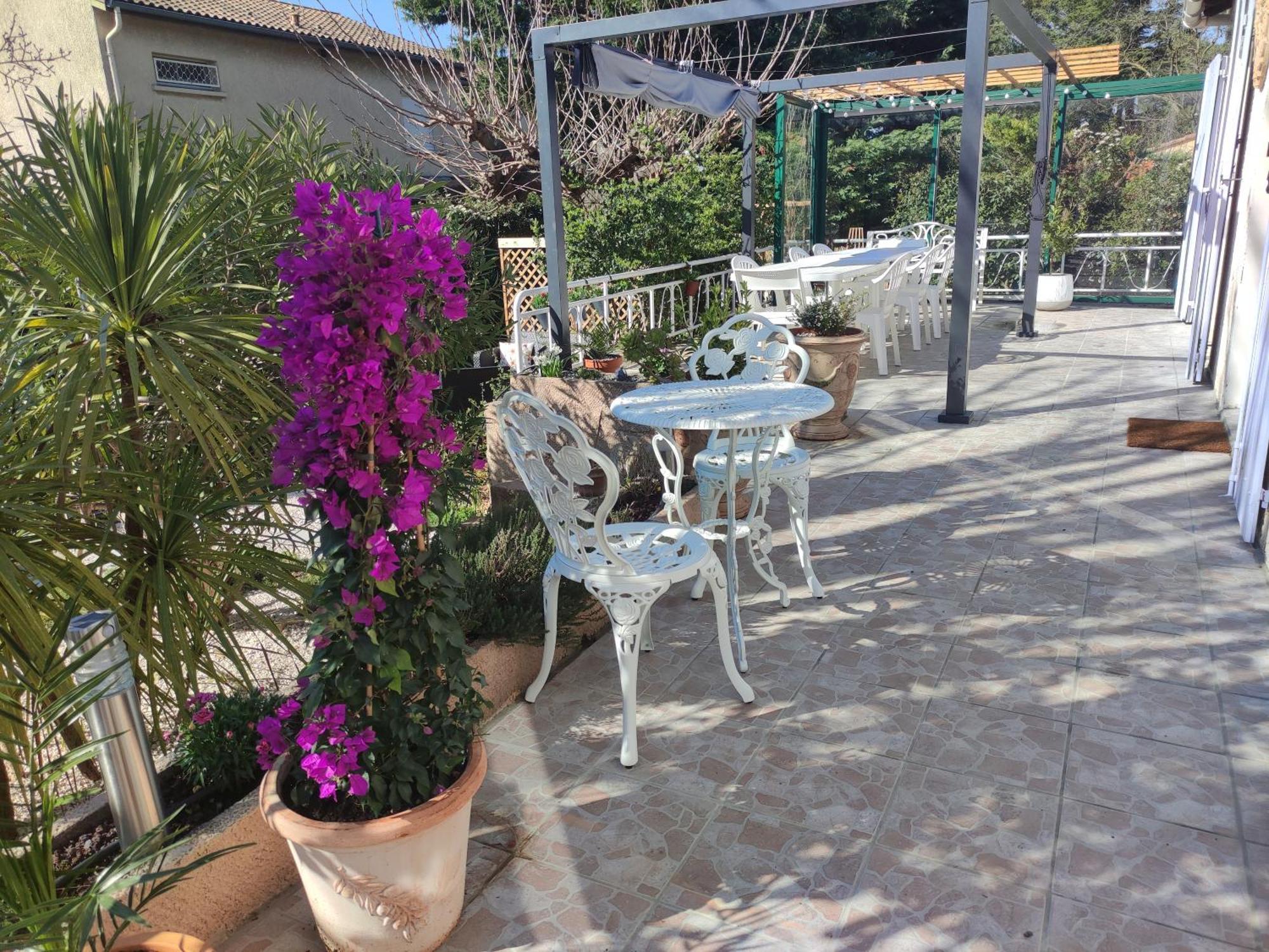 Le Jardin Des Rocailles - 4 Climatisee Avec Piscine A Deux Pas D'avignon